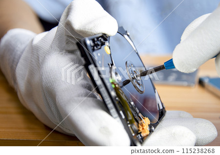 mechanic repairing hard drive, hard drive It is a device for storing data. mechanic repairing hard drive, hard drive It is a device for storing data. 115238268