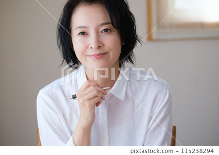 中年婦女在客廳寫信 中年婦女在客廳寫信 115238294