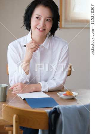 中年婦女在客廳寫信 中年婦女在客廳寫信 115238307