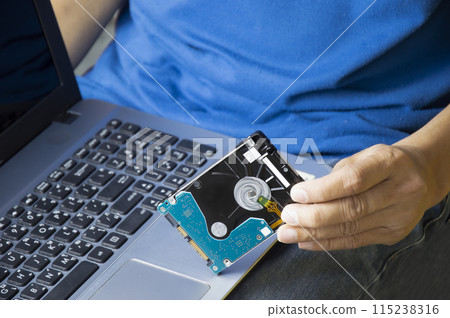 Men hold hard drives, hard drives are still popular today. Men hold hard drives, hard drives are still popular today. 115238316