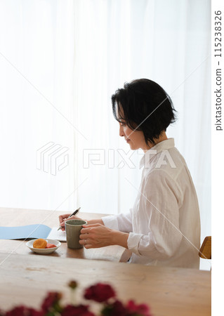 中年婦女在客廳寫信 115238326
