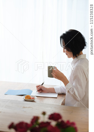 中年婦女在客廳寫信 115238328