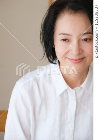 中年婦女在客廳寫信 中年婦女在客廳寫信 115238337