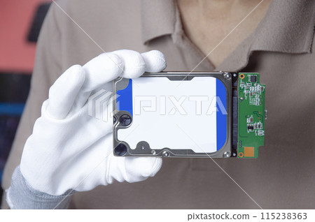 Hard disks are still popular in use today, holding a hard disk in your hand. Hard disks are still popular in use today, holding a hard disk in your hand. 115238363