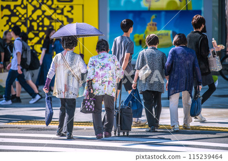 日本東京的街景 戴著口罩的老人...夏日的烈日...我想讓你學... = Miyamasu Sakashita 在澀谷 日本東京的街景 戴著口罩的老人...夏日的烈日...我想讓你學... = Miyamasu Sakashita 在澀谷 115239464