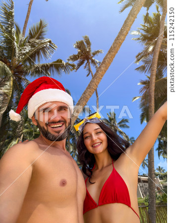 Christmas Couple Selfie Photo during Tropical Beach Vacation at Winter 115242150