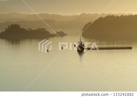 挪威卑爾根海岸午夜太陽的神秘景色 挪威卑爾根海岸午夜太陽的神秘景色 115242882