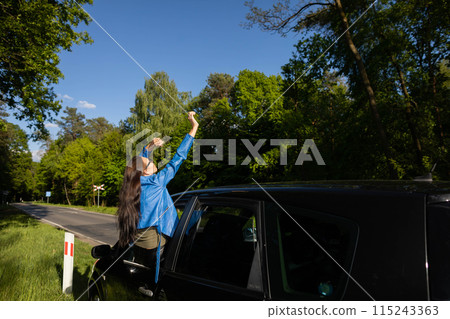 A stopover in the forest on the side of the road during long journeys by passenger car for a dream vacation. 115243363