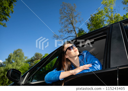 A stopover in the forest on the side of the road during long journeys by passenger car for a dream vacation. 115243405