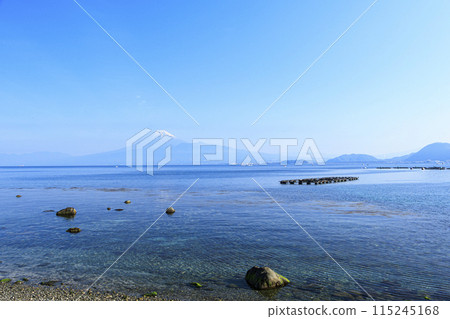 從伊豆半島靜岡縣沼津市浦灣看到的富士山 115245168