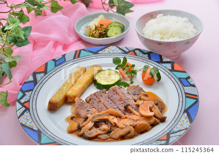 Japanese-Western fusion dinner: Sirloin steak with mushroom sauce 115245364