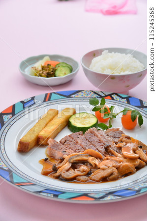 Sirloin steak and Japanese cuisine dinner set 115245368