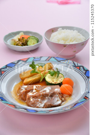 A set of tongue stew and grilled vegetables with a Japanese touch 115245370