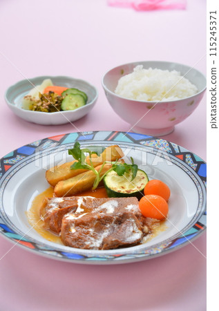 A set of tongue stew and grilled vegetables with a Japanese touch 115245371