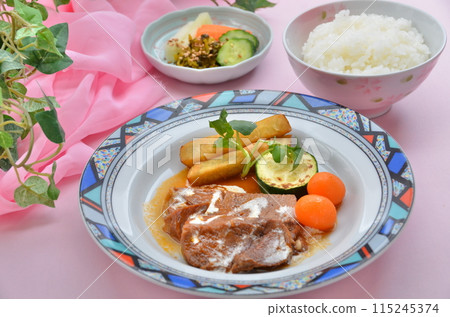 Creamy tongue stew served with fresh vegetables 115245374