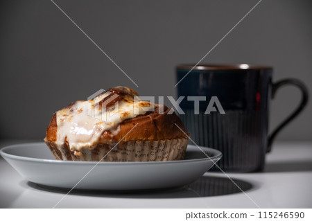 咖啡、藍色盤子和肉桂卷 115246590