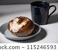 咖啡、藍色盤子和肉桂卷 115246593