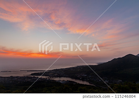 屋久島近海阿爾卑斯山的黎明（4月） 眾神居住的日出美景 115246804