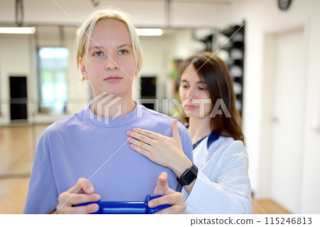 The rehab doctor conducts the patient's appointment in the gym. The PMR specialist trains the patient to perform recovery exercises correctly. 115246813