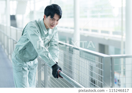 工人擦拭 115246817
