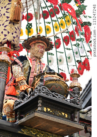 Takaoka Mikurumayama is a float made using Takaoka's finest craftsmanship, including metalwork, lacquer work, and dyeing. 115247248