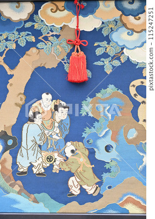 高岡禦車山是高岡出色的金屬製品、漆器、染色等工藝品的發源地。禦所山上豎立著一把戟。 高岡禦車山是高岡出色的金屬製品、漆器、染色等工藝品的發源地。禦所山上豎立著一把戟。 115247251