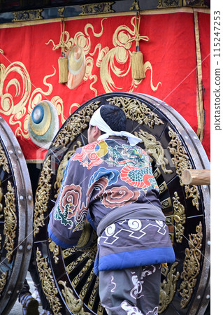 高岡禦車山是高岡出色的金屬製品、漆器、染色等工藝品的發源地。禦所山上豎立著一把戟。 高岡禦車山是高岡出色的金屬製品、漆器、染色等工藝品的發源地。禦所山上豎立著一把戟。 115247253