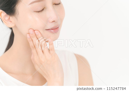 Young woman checking her skin 115247784