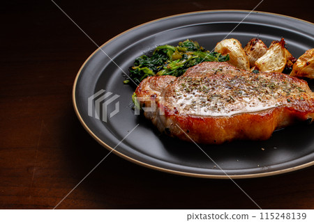 豬肉炒牛排大蒜俯視圖 豬肉炒牛排大蒜俯視圖 115248139