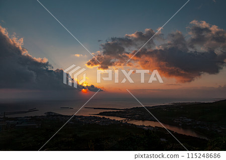 朝霞，神明居住的島嶼，近海阿爾卑斯山的屋久島（夏季） 115248686