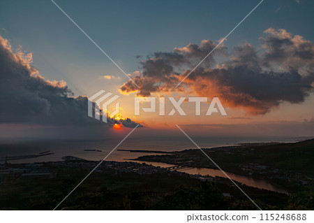 朝霞,神明居住的島嶼,近海阿爾卑斯山的屋久島(夏季) 朝霞,神明居住的島嶼,近海阿爾卑斯山的屋久島(夏季) 115248688