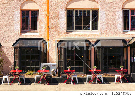 路邊一家海外咖啡館的外觀 115248793