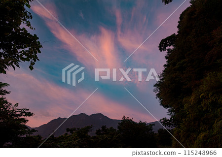 屋久島近海阿爾卑斯山的黎明（6月） 神靈居住的山與日出 115248966