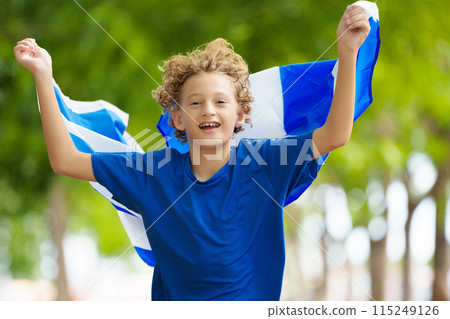Child running with Scotland flag 115249126