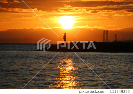 海上的日落和釣魚的人們 海上的日落和釣魚的人們 115249233