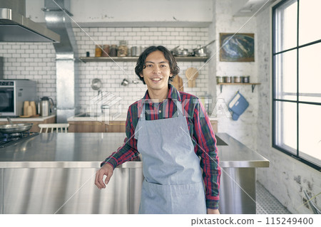 站立在廚房裡的一個人 115249400