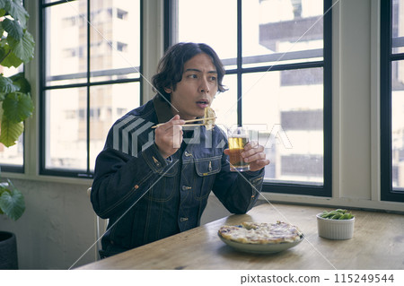 Man eating lunch 115249544