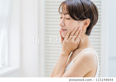 Middle women beauty 115249644