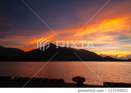 屋久島近海阿爾卑斯的傍晚景色（7月）宮之浦港和夏日天空中閃耀的夕陽 115249952