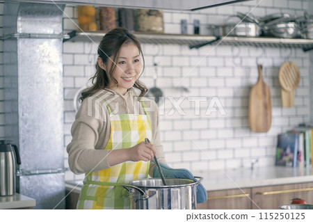 年輕女子在廚房做飯 115250125