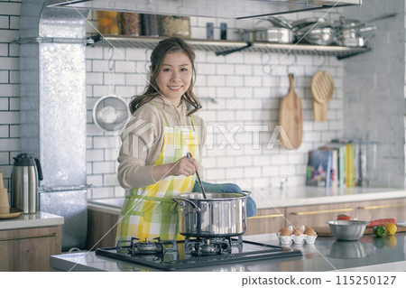 Young woman cooking in the kitchen 115250127