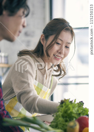 Young couple standing in the kitchen 115250153
