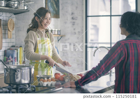 站在廚房裡的男人和女人 115250181