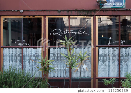 仿古風格的大門上展示著觀賞植物。位於大阪市中崎町 115250389