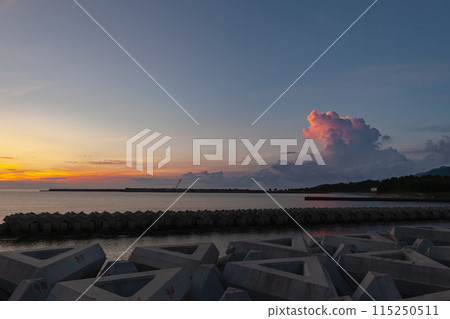 屋久島近海阿爾卑斯山的黎明（7月）神聖的日出和宮之浦港 115250511