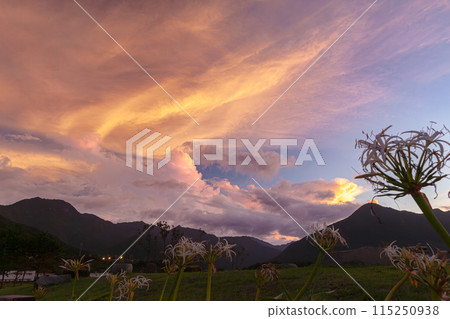 屋久島近海阿爾卑斯山的夜景（7月） 茜雲與眾神居住的山脈 115250938