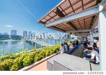 「東京」 豐洲足浴花園風景 成千上萬的遊客 115251535
