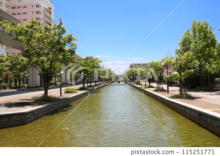 流經神戶六甲島的人工河與城市景觀 115251771