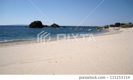 清澈的藍天、蔚藍的大海、潔白的沙灘、奇形怪狀的岩石 115253154