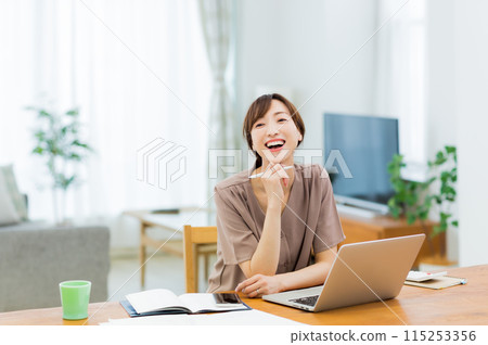 女人在家工作遠程工作 115253356